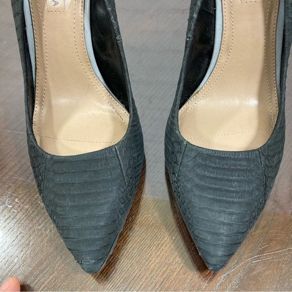 BCBG MAX AZRIA snake skin embossed leather pointy toe stiletto pumps 9.5 New - Picture 15 of 17